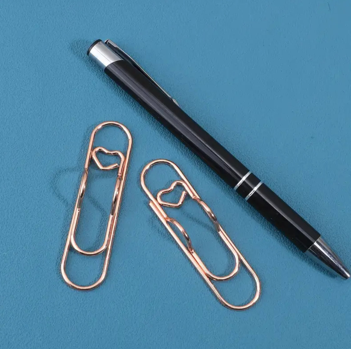 Random Color Creative Heart Paperclip Pen Holder